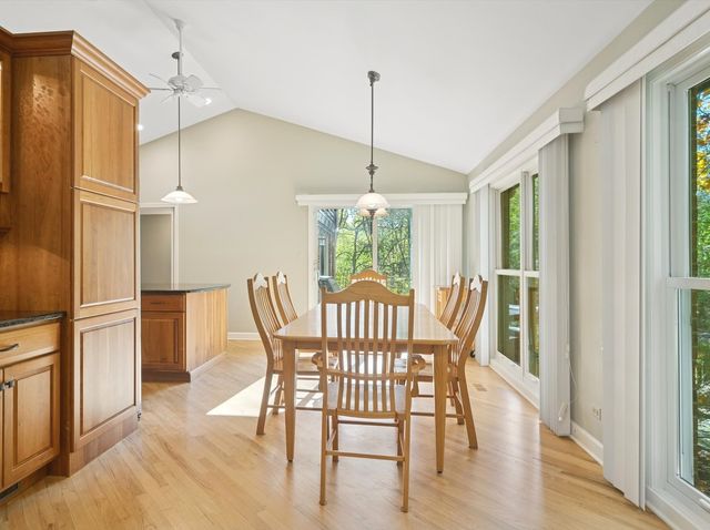 205 Bradford Court, Lake Bluff, IL 60044