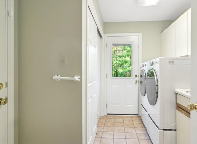 205 Bradford Court, Lake Bluff, IL 60044