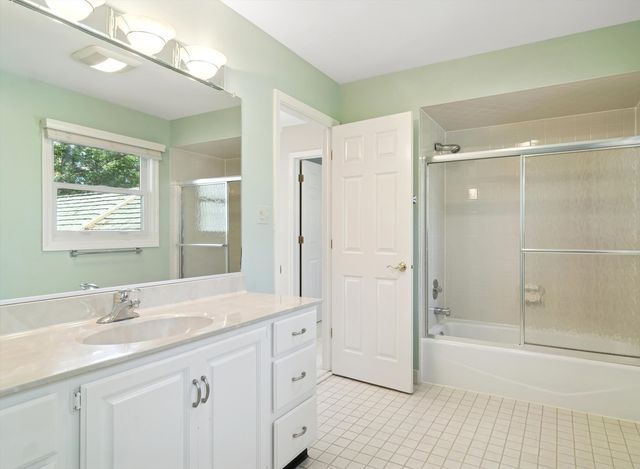 205 Bradford Court, Lake Bluff, IL 60044