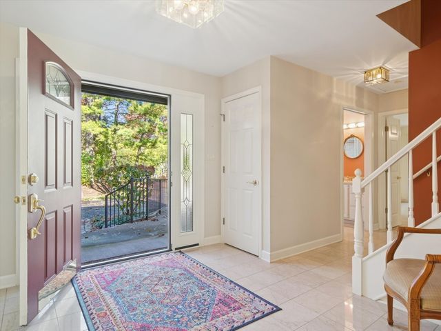 205 Bradford Court, Lake Bluff, IL 60044