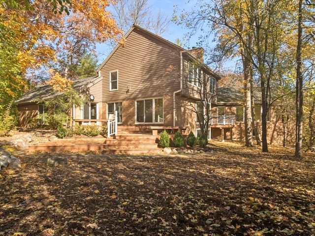 205 Bradford Court, Lake Bluff, IL 60044