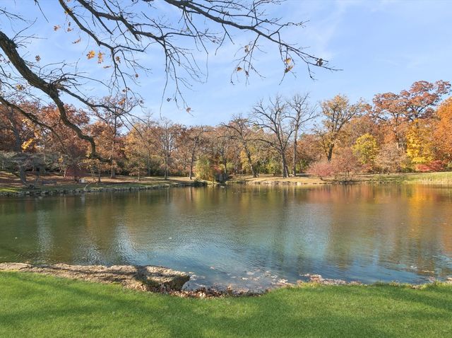 205 Bradford Court, Lake Bluff, IL 60044