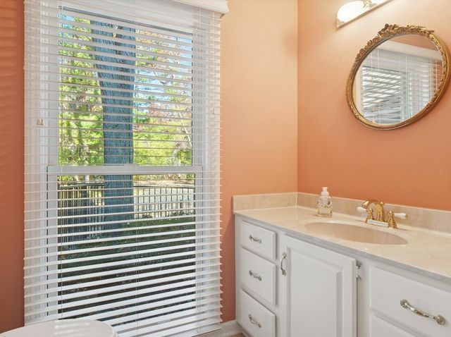 205 Bradford Court, Lake Bluff, IL 60044