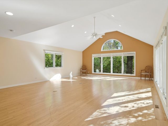 205 Bradford Court, Lake Bluff, IL 60044