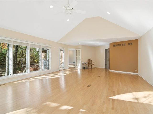 205 Bradford Court, Lake Bluff, IL 60044