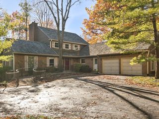 205 Bradford Court, Lake Bluff, IL 60044