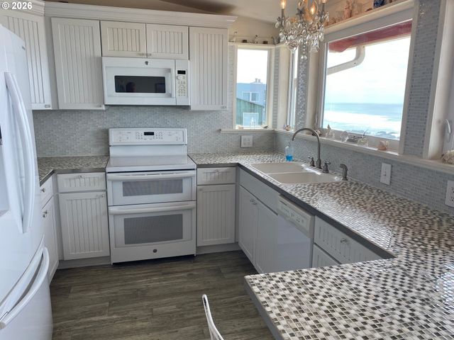 1923 Nw HARBOR Ave, Lincoln City, OR 97367