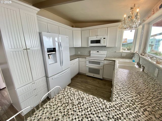 1923 Nw HARBOR Ave, Lincoln City, OR 97367