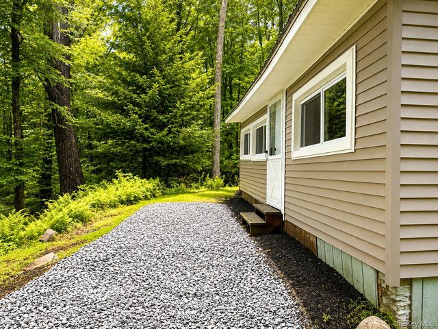 69 Glazer Drive, Bloomingburg, NY 12721