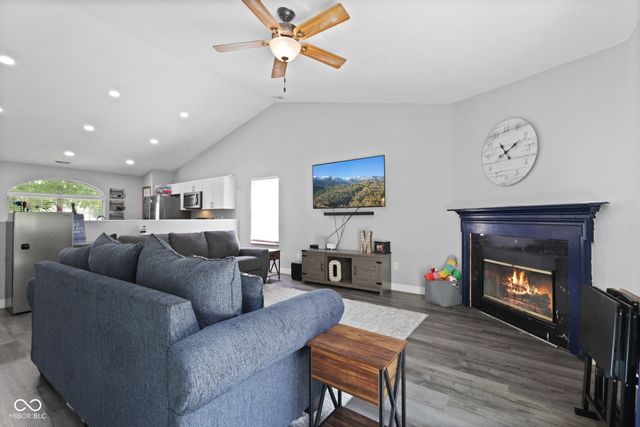 6677 Wimbledon Drive, Zionsville, IN 46077