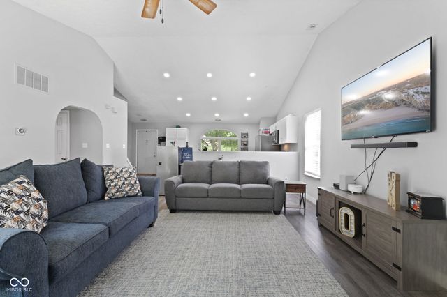 6677 Wimbledon Drive, Zionsville, IN 46077