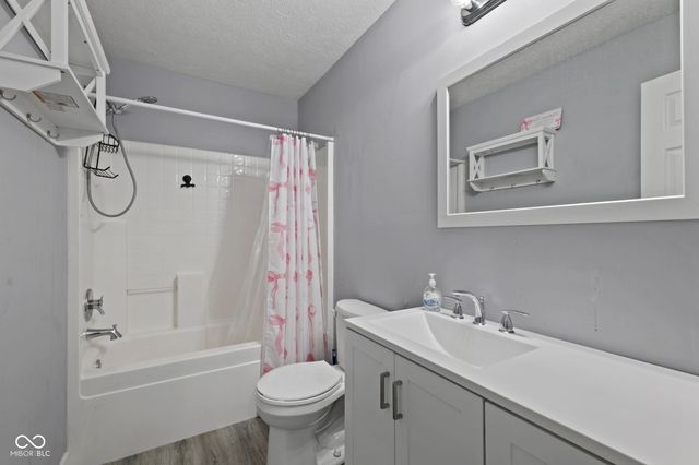 6677 Wimbledon Drive, Zionsville, IN 46077
