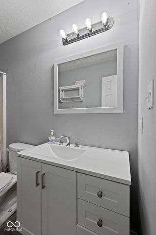 6677 Wimbledon Drive, Zionsville, IN 46077