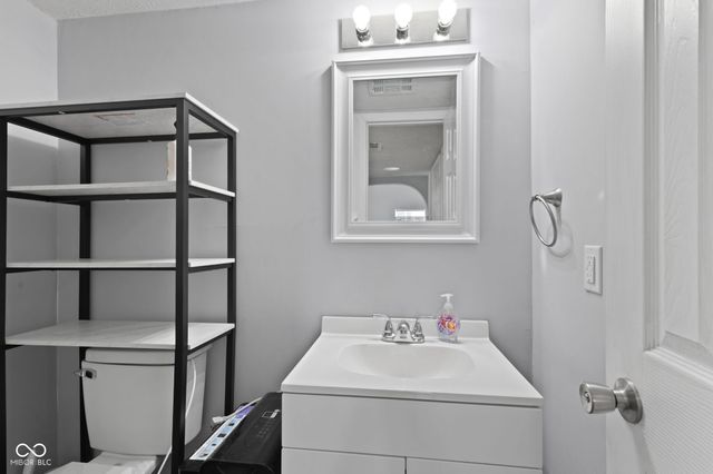 6677 Wimbledon Drive, Zionsville, IN 46077