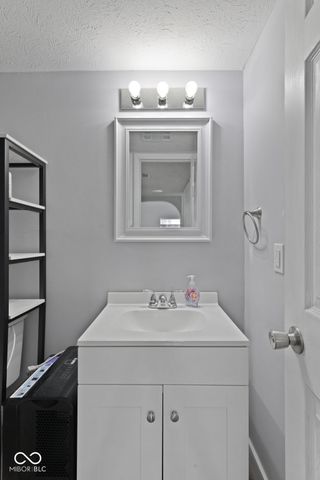6677 Wimbledon Drive, Zionsville, IN 46077