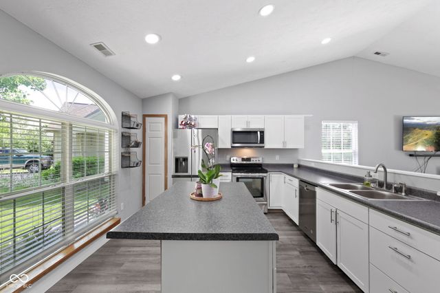 6677 Wimbledon Drive, Zionsville, IN 46077