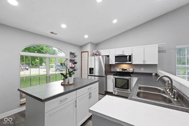6677 Wimbledon Drive, Zionsville, IN 46077