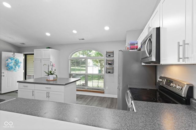 6677 Wimbledon Drive, Zionsville, IN 46077