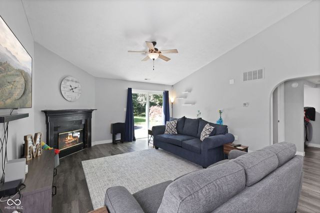 6677 Wimbledon Drive, Zionsville, IN 46077