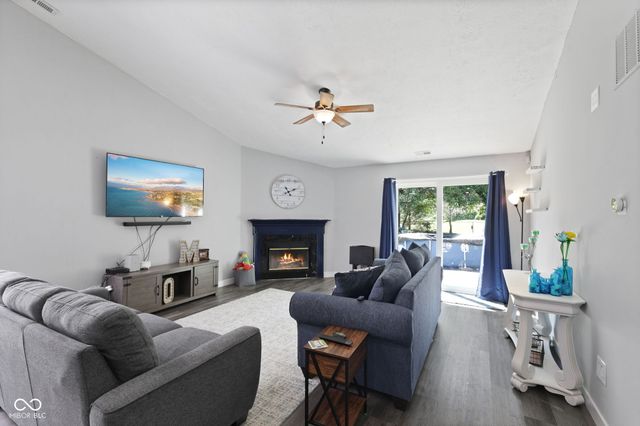 6677 Wimbledon Drive, Zionsville, IN 46077