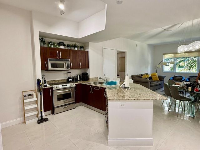 19900 E Country Club Drive 418, Miami, FL 33180