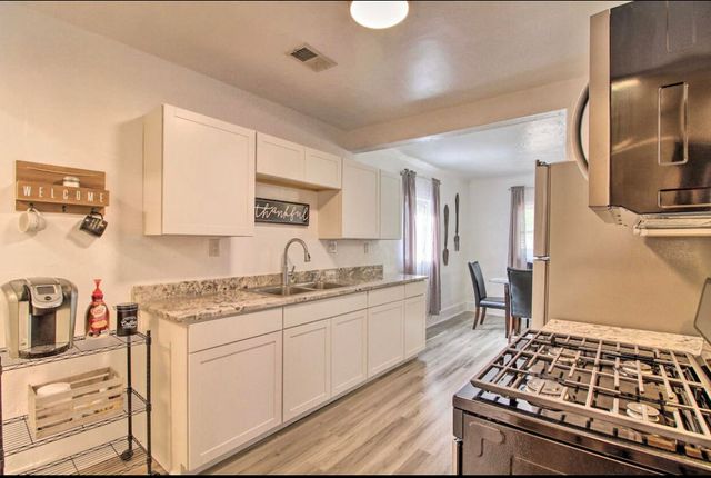 902 Coal Avenue SW, Albuquerque, NM 87102