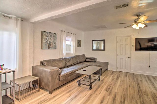 902 Coal Avenue SW, Albuquerque, NM 87102
