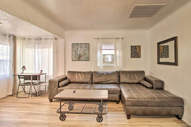 902 Coal Avenue SW, Albuquerque, NM 87102
