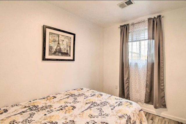 902 Coal Avenue SW, Albuquerque, NM 87102
