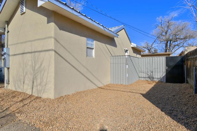 902 Coal Avenue SW, Albuquerque, NM 87102