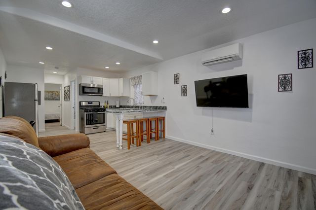 902 Coal Avenue SW, Albuquerque, NM 87102