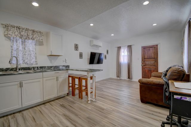 902 Coal Avenue SW, Albuquerque, NM 87102