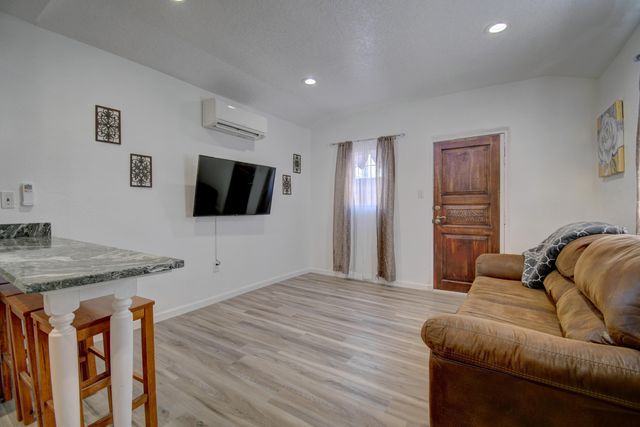 902 Coal Avenue SW, Albuquerque, NM 87102