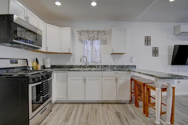 902 Coal Avenue SW, Albuquerque, NM 87102