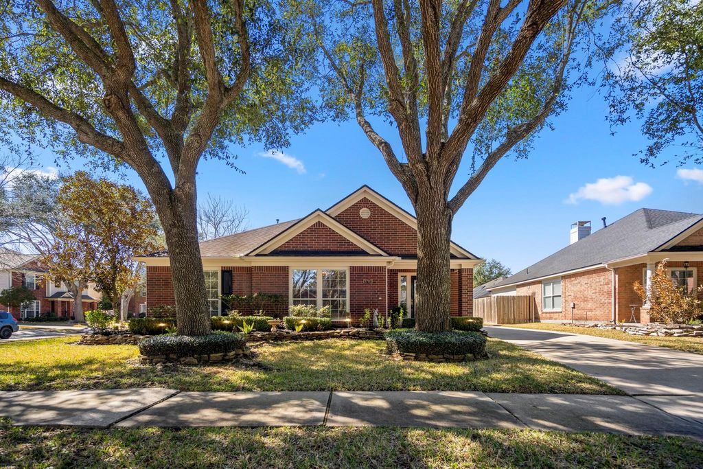 3703 Pelican Lake Drive, Richmond, TX 77406