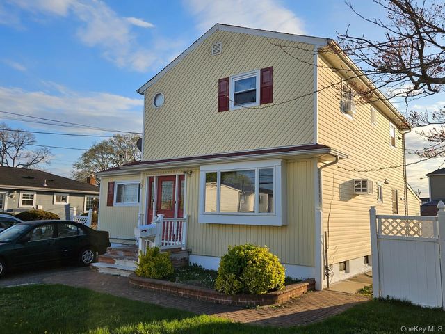 49 Volta Street, Copiague, NY 11726