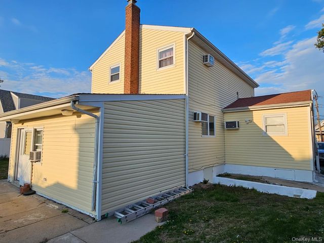 49 Volta Street, Copiague, NY 11726