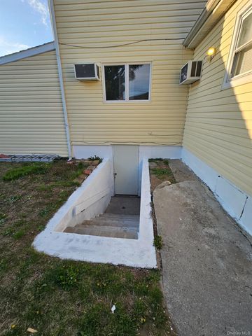 49 Volta Street, Copiague, NY 11726