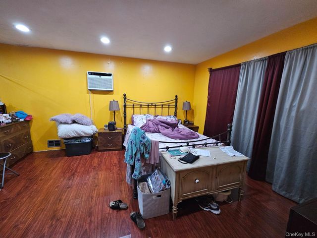 49 Volta Street, Copiague, NY 11726