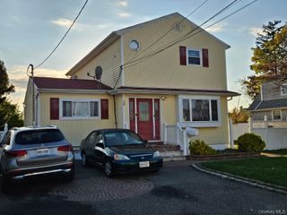 49 Volta Street, Copiague, NY 11726