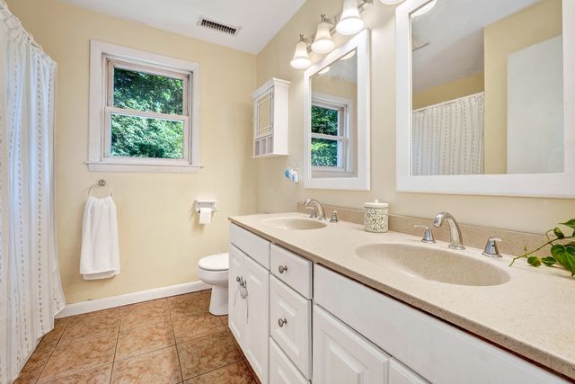203 Lakeview Ave, Tyngsborough, MA 01879