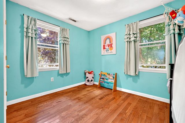 203 Lakeview Ave, Tyngsborough, MA 01879