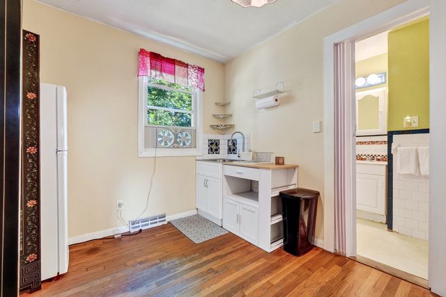 203 Lakeview Ave, Tyngsborough, MA 01879