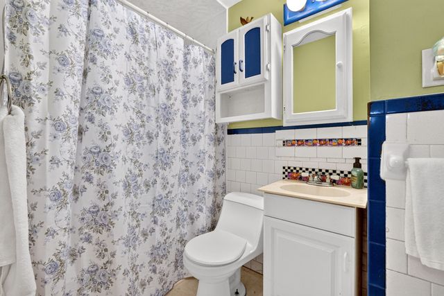 203 Lakeview Ave, Tyngsborough, MA 01879