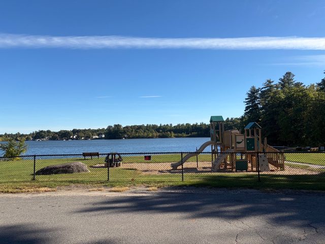 203 Lakeview Ave, Tyngsborough, MA 01879