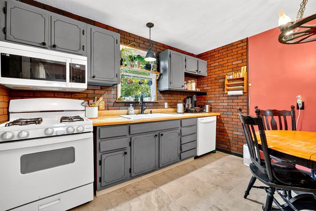 203 Lakeview Ave, Tyngsborough, MA 01879