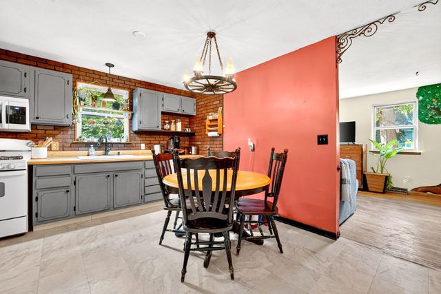 203 Lakeview Ave, Tyngsborough, MA 01879