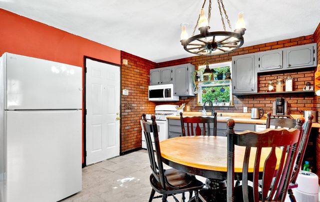 203 Lakeview Ave, Tyngsborough, MA 01879