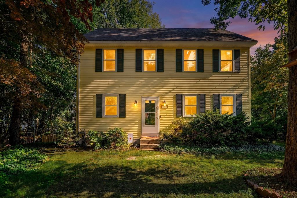 203 Lakeview Ave, Tyngsborough, MA 01879