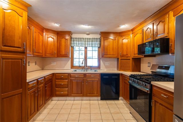 14 Sutton Street, Smithfield, RI 02828
